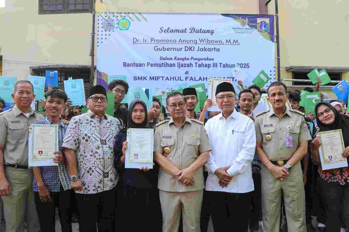 Gubernur DKI Jakarta Pramono Anung menyerahkan bantuan pemutihan ijazah tahap III tahun 2025 kepada 827 siswa di SMK Miftahul Falah, Cipulir, Kebayoran Lama, Jakarta Selatan, Selasa (3/6/2025). 