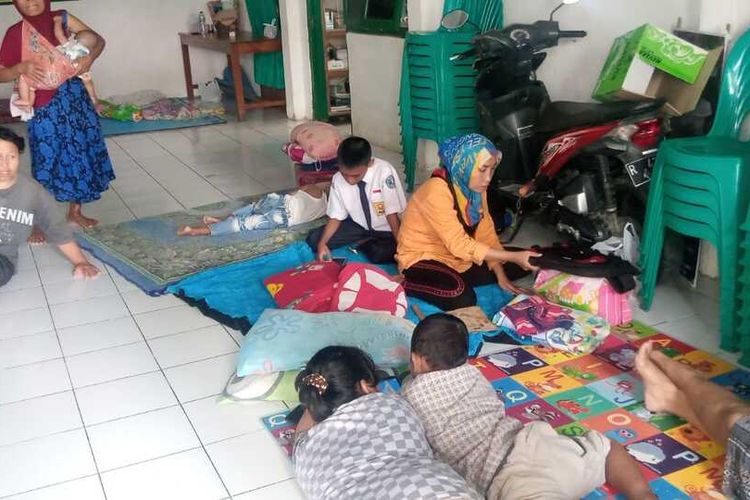 Salah satu titik pengungsian warga terdampak banjir di Cilacap, Jawa Tengah.