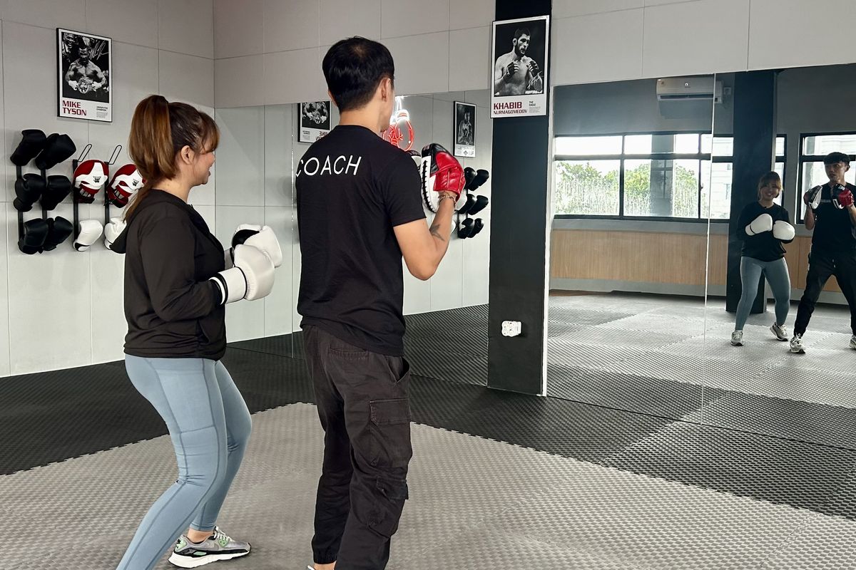 Sesi latihan private boxing bersama dengan pelatih profesional di Athleisure Sport Lab, Jakarta Timur, pada Rabu (14/5/2025).