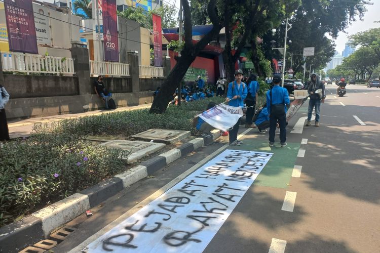 Sejumlah mahasiswa menaiki angkot menuju kawasan Gedung DPR/MPR, Jakarta Pusat, Senin (11/4/2022).