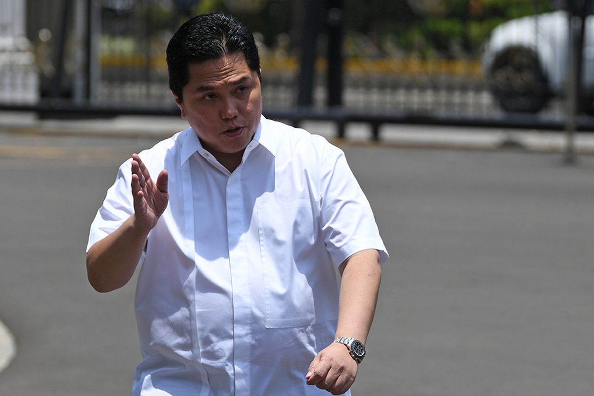 Pengusaha Erick Thohir melambaikan tangannya saat berjalan memasuki Kompleks Istana Kepresidenan, Jakarta, Senin (21/10/2019). Menurut rencana Presiden Joko Widodo akan memperkenalkan jajaran kabinet barunya kepada publik hari ini usai dilantik Minggu (20/10/2019) kemarin untuk masa jabatan keduanya periode tahun 2019-2024 bersama Wapres Maruf Amin.