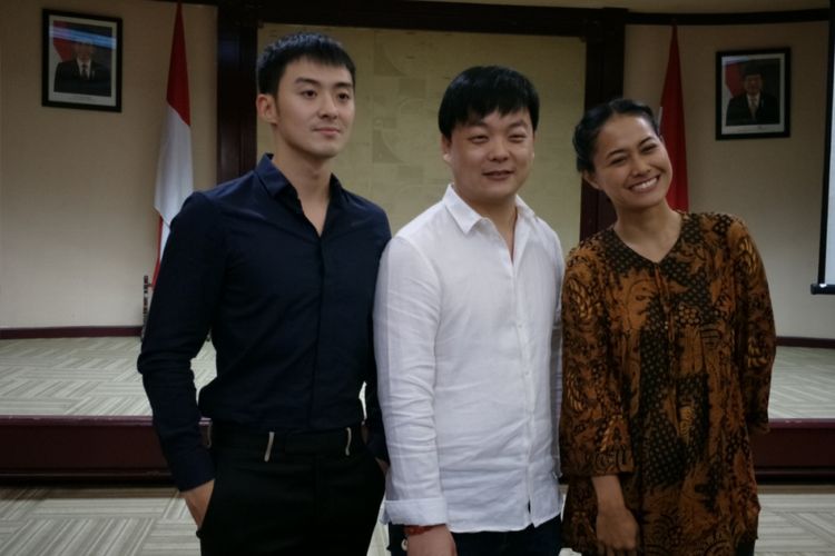 Putri Ayudya, sutradara Wang Yiming, dan aktor asal China, Shen Hao, dalam konferensi pers film Boundless Love di kantor Badan Ekonomi Kreatif (Bekraf), Jakarta Pusat, Kamis (21/12/2017).