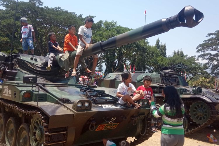 Anak-anak menaiki tank TNI dalam pameran alutsista di Lapangan Panglima Besar Jenderal Soedirman Ambarawa