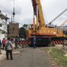 Warga Diminta Mengungsi Selama Evakuasi Crane Terguling di Depok