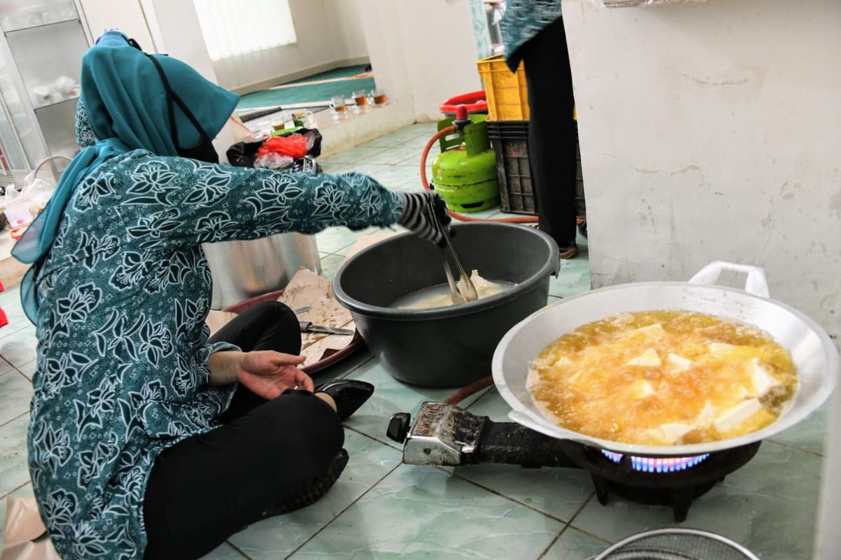 Ibu-ibu PKK tengah memasak untuk menyediakan 500 porsi dalam Gerakan Nasi Bungkus (Gasibu). 