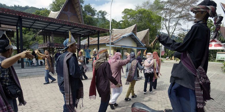 Pertunjukan Sigale-gale telah mengakar ratusan tahun di Pulau Samosir yang berada di tengah Danau Toba, Sumatera Utara.