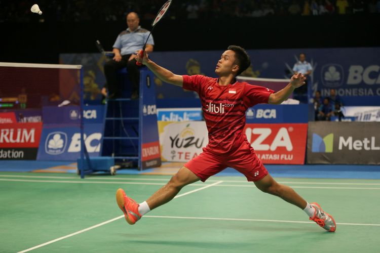 Pemain bulu tangkis tunggal putra Indonesia, Anthony Sinisuka Ginting bertanding melawan pemain tunggal putra India, HS Prannoy pada pertandingan babak pertama BCA Indonesia Open Super Series Premier (BIOSSP) 2017 di Jakarta Plenary Hall, Jakarta Convention Center, Rabu (14/6/2017). Ia gagal melaju ke babak kedua setelah kalah dengan skor 13-21 18-21. KOMPAS IMAGES/KRISTIANTO PURNOMO