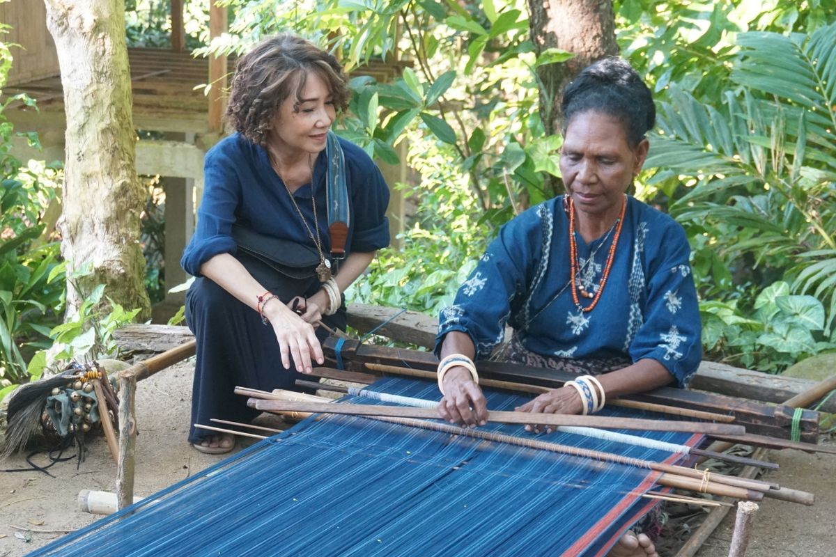 Tasya Widya Krisnadi bersama penenun tradisional di Sikka, NTT