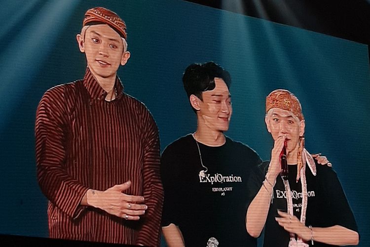 Saat Chanyeol dan Baekhyun mengenakan pakaian adat Jawa dan menjadi penerjemah dadakan untuk Chen dalam EXO PLANET #5 EXplOration in JAKARTA di ICE BSD, Tangerang, Sabtu (23/11/2019) malam. 