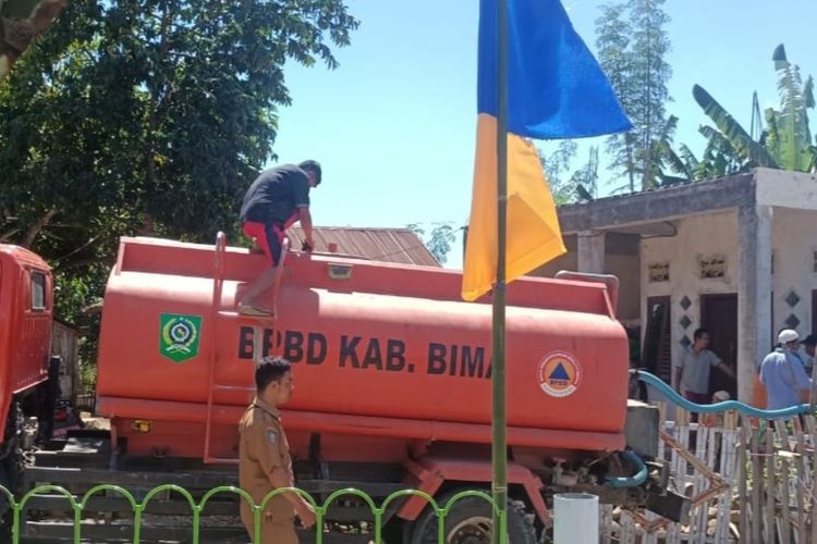 BPBD Kabupaten Bima saat menyalurkan bantuan air bersih ke masyakarat yang terdampak kekeringan