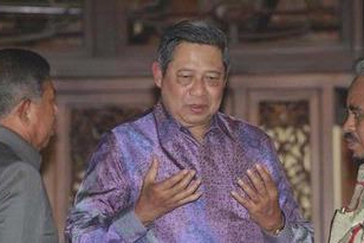 Presiden Susilo Bambang Yudhoyono (tengah) berbincang bersama Menteri Sekretaris Negara Sudi Silalahi (kiri) dan Presiden PKS Luthfi Hasan Ishaq (kanan) usai memberikan keterangan pers terkait pertemuannya dengan para ketua umum partai politik anggota koalisi di kediaman pribadinya di Puri Cikeas, Bogor, Jawa Barat, Kamis (13/10/2011). Presiden mengundang semua pemimpin parpol koalisi pendukung ke Cikeas untuk membahas tentang reshuffle atau perombakan kabinet tersebut. 