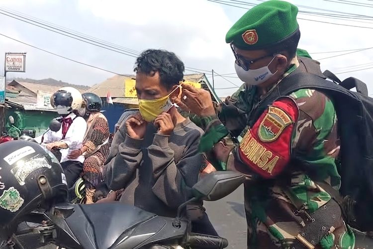 Hadapi Debu Gunung Anak Krakatau, TNI Turun Bagikan Masker hingga Bersihkan Tempat Ibadah