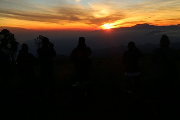 Rekan-rekan jurnalis dari Jakarta tengah mengabadikan momen-momen matahari terbit dari Puncak B29, Desa Argosari, Kecamatan Senduro, Kabupaten Lumajang, Jawa Timur, Selasa (11/4/2017). Pemandangan yang ditawarkan dari Puncak B29 adalah Gunung Bromo, Batok, Lemongan, Raung, Semeru, dan Argopuro.