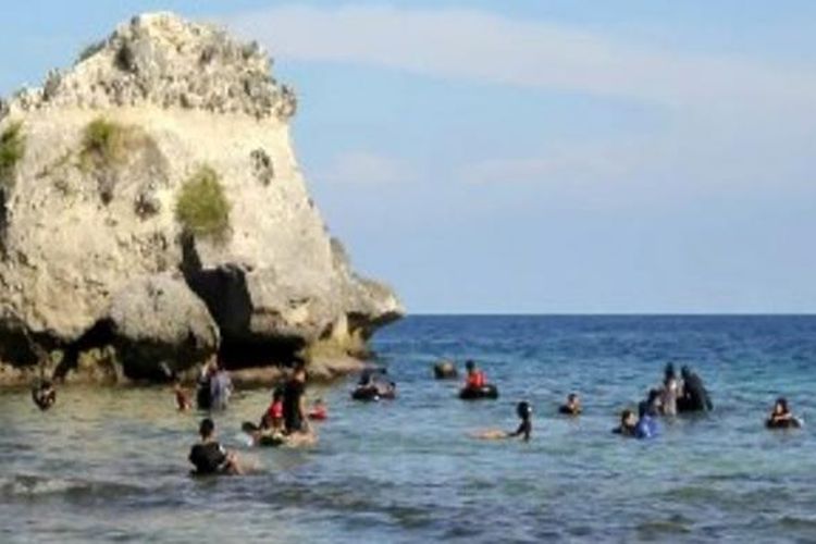 Wisatawan di Pantai Dato, Kecamatan Baggae Timur, Kabupaten Majene, Sulawesi Barat. Air yang jernih serta panorama alam bawah lautnya yang indah menjadikan tempat ini sebagai tempat favorit warga untuk berwisata bersama keluarga.