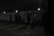 Pukul 19.35, Polisi Amankan Dua Orang Demonstran di Depan Restoran Pulau Dua