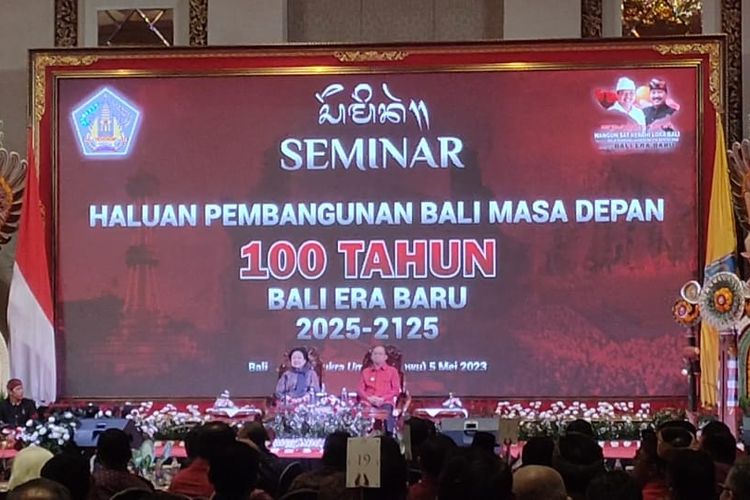 Presiden kelima RI Megawati Soekarnoputri saat menjadi pembicara utama dalam seminar konsep pembangunan Bali 100 tahun ke depan, didampingi Gubernur Bali I Wayan Koster, di Hotel The Trans Resort, Badung, Bali, Jumat (5/5/2023).