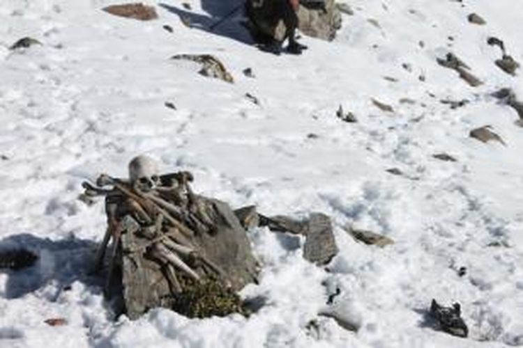 Tumpukan kerangka manusia di Danau Rookpund, Uttarakhand, India