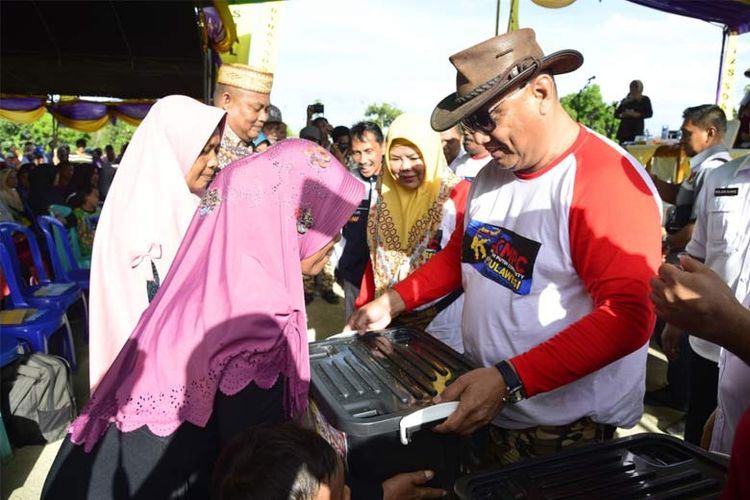 Gubernur Gorontalo Rusli Habibie menyerahkan paket sembako bersubsidi bagi keluarga penerima manfaat dalam Baksos NKRI Peduli. 