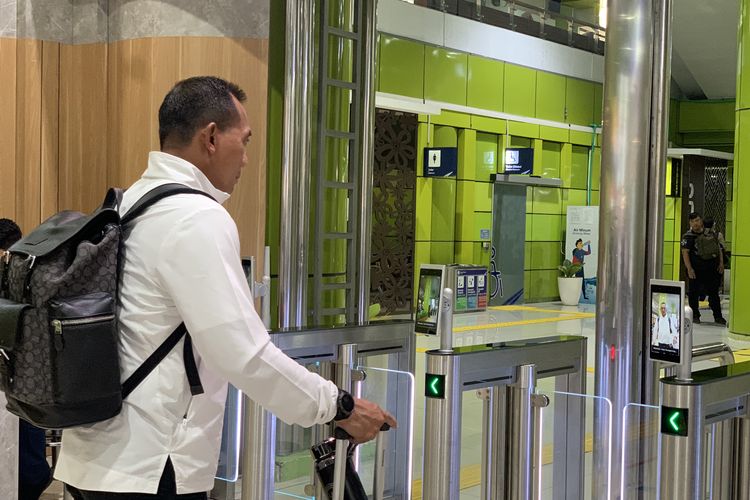 Saat ini, PT KAI (Persero) sudah menerapkan Face Recognition di 22 stasiun besar, termasuk di Stasiun Gambir, Jakarta Pusat. Stasiun Gambir memiliki empat line Face Recognition yang terdapat di Hall Selatan untuk mempermudah penumpang kereta api.