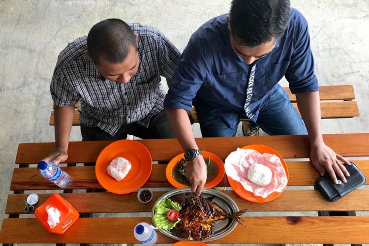 Pengunjung menikmati makan siang di Jaring Pukat, Kota Lhokseumawe, Sabtu (15/9/2018)