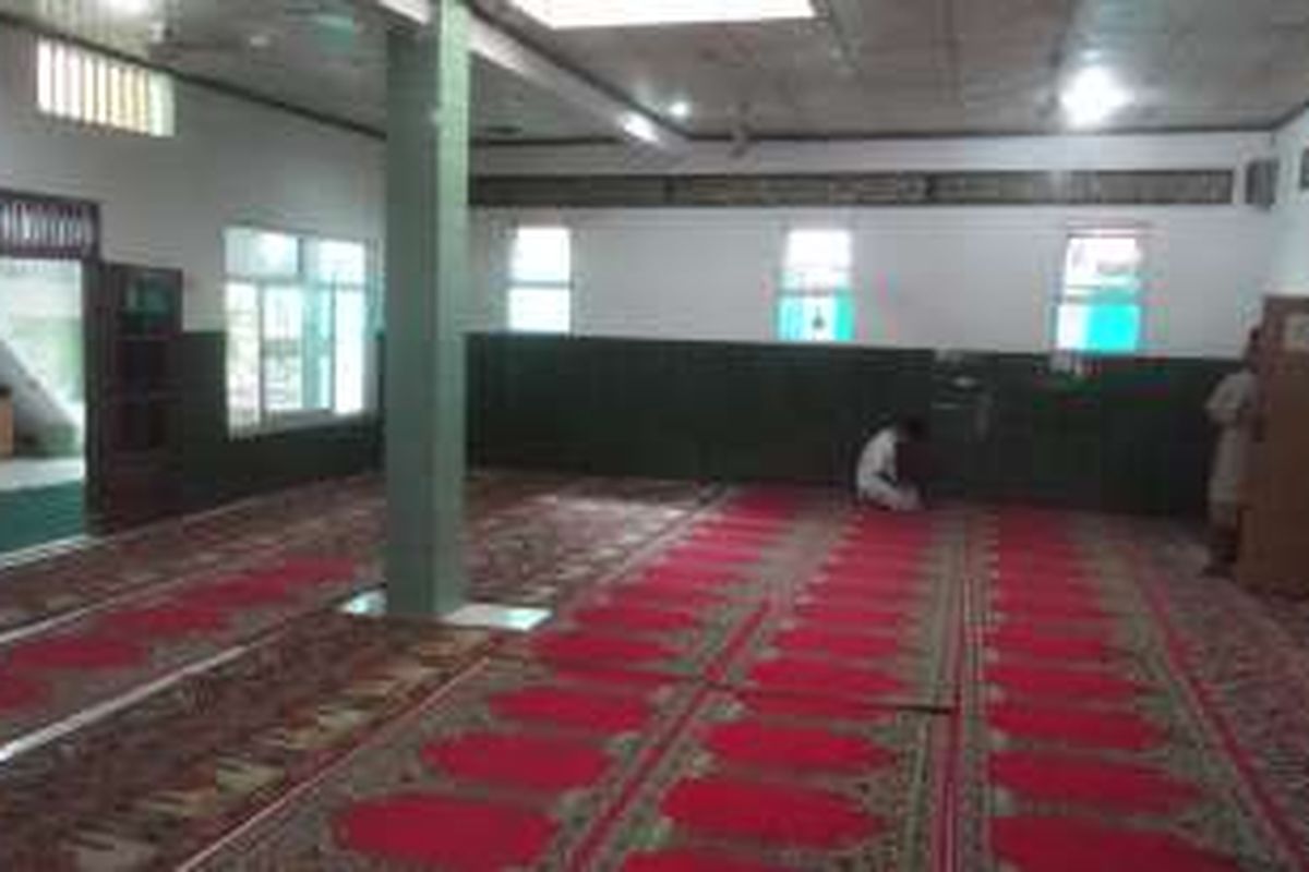 Bagian dalam Masjid Al Mubarokah yang berlokasi di kawasan Kalijodo untuk area RT 07/RW 10, Angke, Tambora, Jakarta Barat.