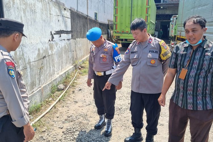 Anggota Polsek Semarang Timur dan juga Bhabinkamtibmas setempat mendatangi tkp untuk mengecek lokasi pembacokan di Semarang, Selasa (5/9/2023).