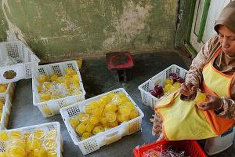 Warga membuat manisan kemasan dari buah karika yang dijual Rp 5.000 per gelas di Desa Patak Banteng, Kecamatan Kejajar, Kabupaten Wonosobo, Jawa Tengah, Senin (13/10/2014). Karika dibudidayakan di Dataran Tinggi Dieng yang ditanam di sela-sela tanaman kentang sebagai komoditas utamanya. 