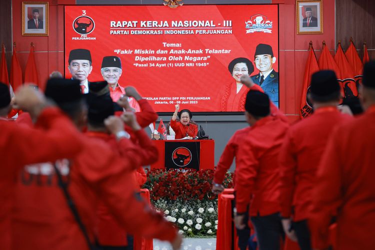 Ketua Umum PDI Perjuangan Megawati Soekarnoputri (tengah) menyampaikan pidato dalam penutupan Rakernas III PDI Perjuangan di Jakarta, Kamis (8/6/2023). Rakernas III PDI Perjuangan menghasilkan 17 rekomendasi eksternal di antaranya mendukung pemerintahan Presiden Joko Widodo dalam memberantas kemiskinan ekstrim dan stunting, mewujudkan kedaulatan pangan dan energi, menginstruksikan kader untuk memenangkan Ganjar Pranowo dalam Pilpres 2024 serta mendorong Pemilu dan Pilpres berjalan jujur dan adil.