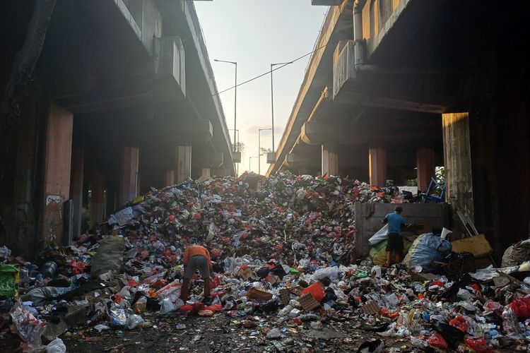 Sampah di Kolong Tol Tanjung Priok Kembali Menggunung, Warga Keluhkan Bau