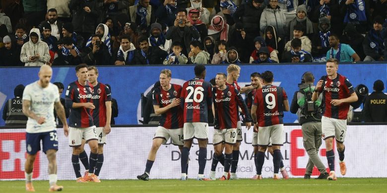 Riccardo Orsolini (ketiga dari kanan) merayakan gol dengan rekan satu timnya dalam pertandingan semifinal Piala Super Italia antara Bologna vs Inter Milan di Stadion Al Awwal Park, di Riyadh pada 19 Desember 2025. (Foto oleh Fayez Nureldine / AFP)