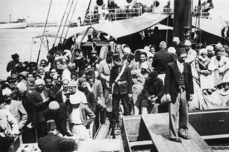 Pengungsi Arab dari Haifa turun di Pelabuhan Said Mesir pada Mei 1948.