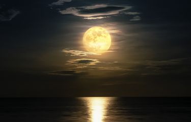 Ilustrasi bulan purnama, bulan bersinar di malam hari. Fenomena bulan purnama sering dikaitkan dengan gelombang pasang air laut.