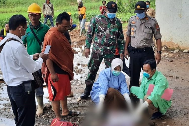 Aparat kepolisian Polres Batang Jawa Tengah melakukan olah tkp penemuan jenazah bayi dibawah jembatan jalan tol Kalikuto..