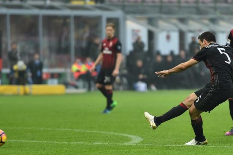 Gelandang AC Milan, Giancomo Bonaventura, mencetak gol ke gawang Pescara pada partai lanjutan Serie A di San Siro, Minggu (30/10/2016).
