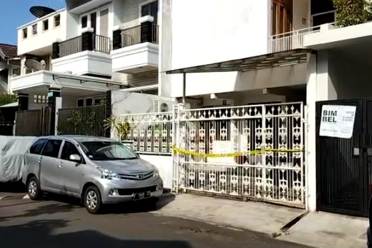 Lokasi rumah MC (76) yang dianiaya hingga meninggal dunia oleh sopirnya, H (36) pada Rabu (14/12/2022) malam. Rumah di kawasan kompleks perumahan Griya Inti Sentosa, Kelurahan Sunter Agung, Tanjung Priok, Jakarta Utara itu telah dipasang garis polisi. 