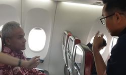 Cerita Gubernur Ganjar dan Kebiasaan Duduk di Pesawat Kelas Ekonomi