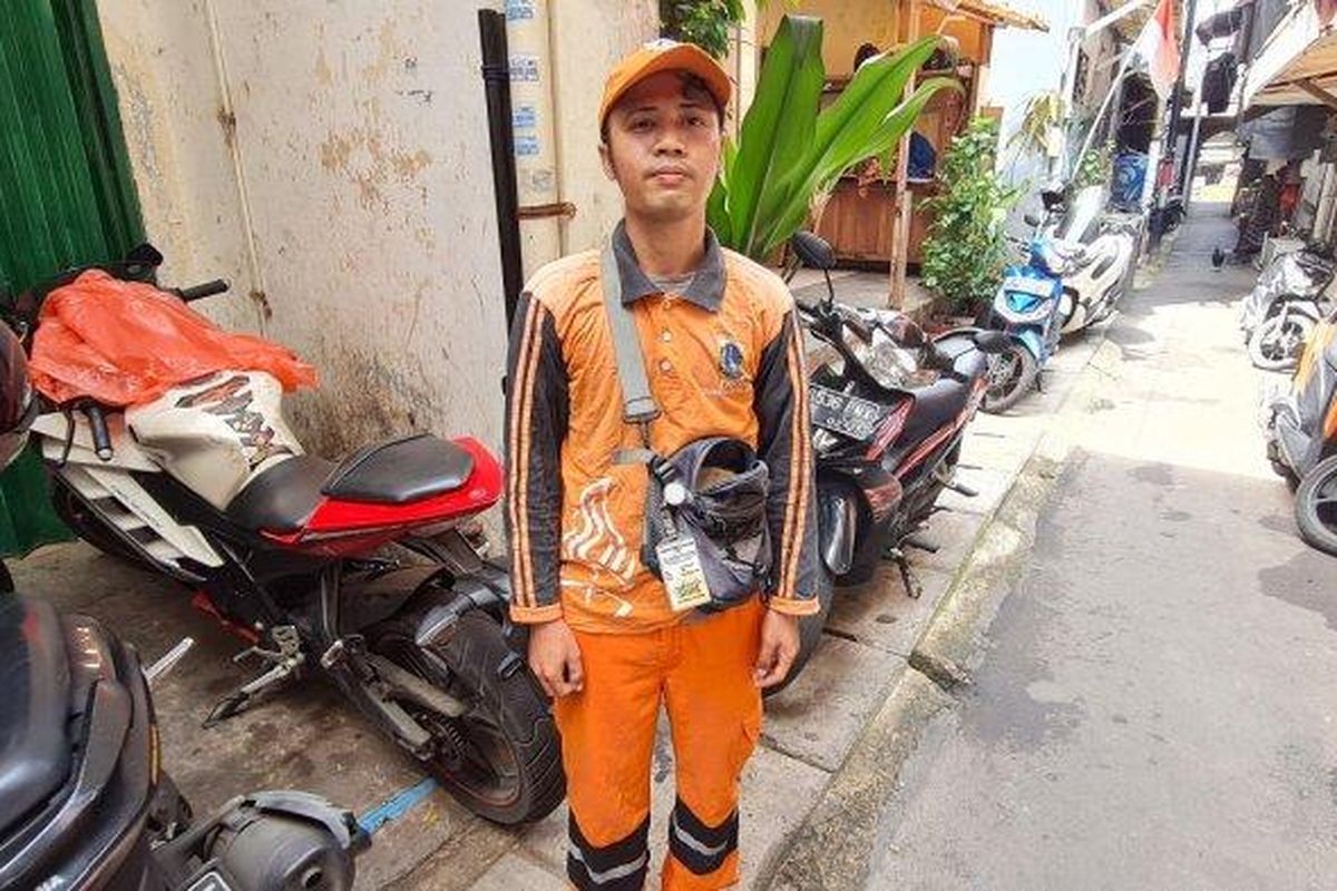 Petugas PPSU Mangga Dua Selatan, Ray Prama Abdullah, menjadi korban penganiayaan dan perampokan gangsters di Jalan Mangga Besar Raya, tepatnya depan Rumah Sakit Husada, Sawah Besar, Jakarta Pusat, Rabu (27/4/2022)
