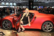 Kolaborasi Pose Alfa Romeo 4C dengan Model Seksi