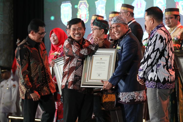 Pemkab Bandung Barat raih penghargaan Swasti Saba Wistara.