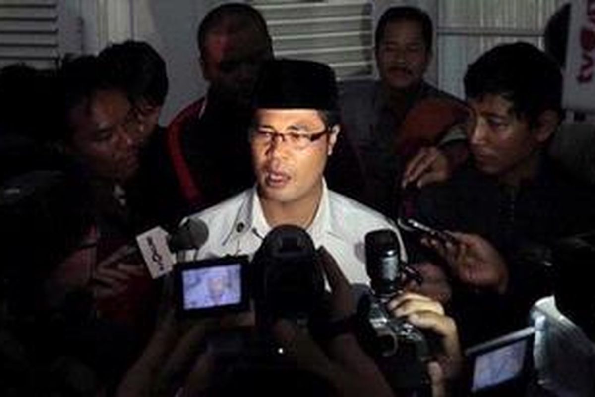 Bupati Garut, Aceng Fikri menjawab pertanyaan wartawan seusai melakukan pertemuan dengan Gubernur Jawa Barat, Ahmad Heryawan di Gedung Pakuan, Jalan Otto Iskandar Dinata, Kota Bandung, Senin (3/12/2012). Aceng memenuhi panggilan gubernur terkait pernikahan siri dengan perempuan bernama Fany Octora berusia 18 tahun yang hanya bertahan selama 4 hari. TRIBUN JABAR/GANI KURNIAWAN