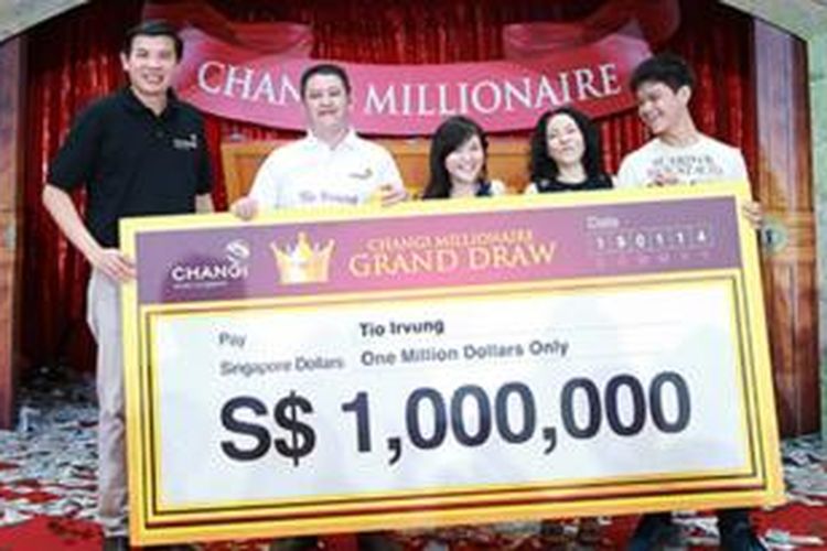 Irvung Tio dan keluarganya memenangkan undian sebesar 1 juta dolar Singapura dalam rangkaian promosi 