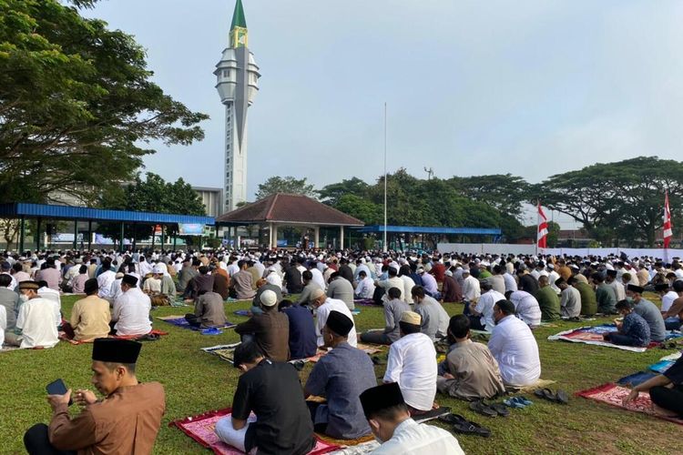 Jamaah memadati Alun-alun Rangkasbitung saat kegiatan salat Idul Fitri, Senin (2/5/2022).