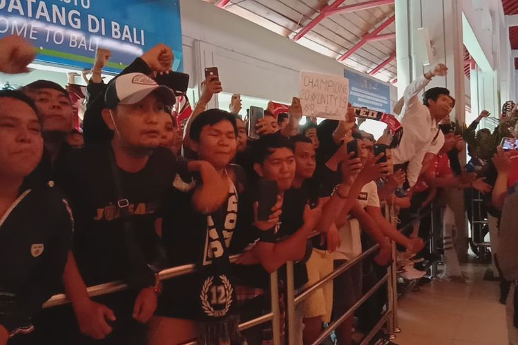 Ratusan pendukung Bali United di Bandara I Gusti Ngurah Rai, Selasa (3/12/2019).