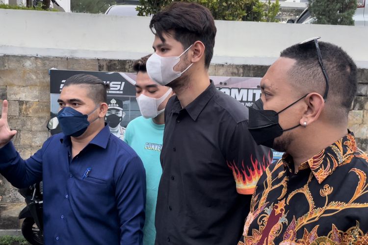 Kevin Hillers didampingi kuasa hukumnya, Deka Saragih dan Denny Aliandu di Polda Metro Jaya, Jakarta, Jumat (17/6/2022). 