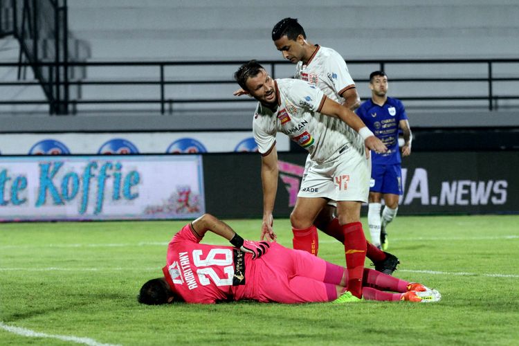 Pemain belakang Persija Jakarta Marco Motta menolong penjaga gawangnya Andritany Ardhiyasa (pink) yang kesakitan seusai menghalau serangan pemain PSIS Semarang pada pertandingan pekan 18 Liga 1 2021-2022 yang berakhir dengan skor 1-2 di Stadion Kapten I Wayan Dipta Gianyar, Bali, Kamis (6/1/2021) malam.