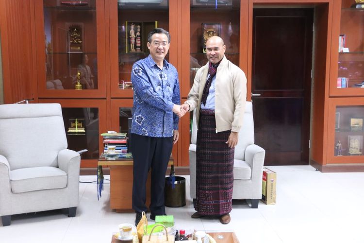 Gubernur Nusa Tenggara Timur (NTT), Viktor Bungtilu Laiskodat menerima kunjungan Konsul Jenderal (Konjen) China di Bali, Zhu Xinglong, di ruang Kerja Gubernur NTT, Gedung Sasando, Jumat (10/1/2023)