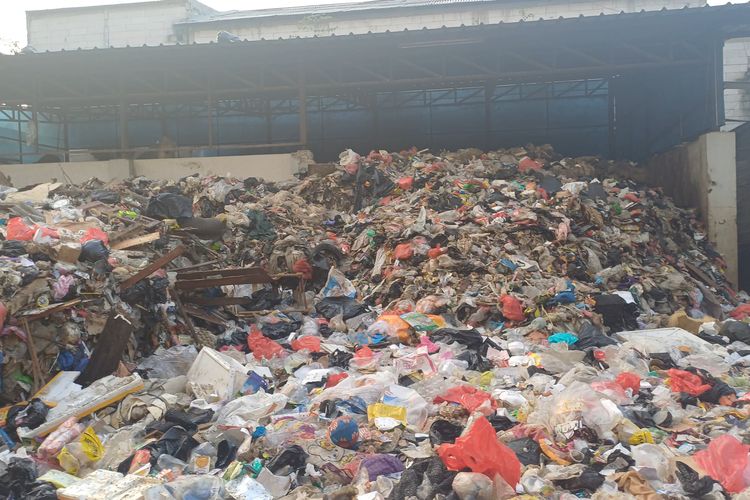 Sampah di Rusun Waduk Pluit Jakut Menggunung, 