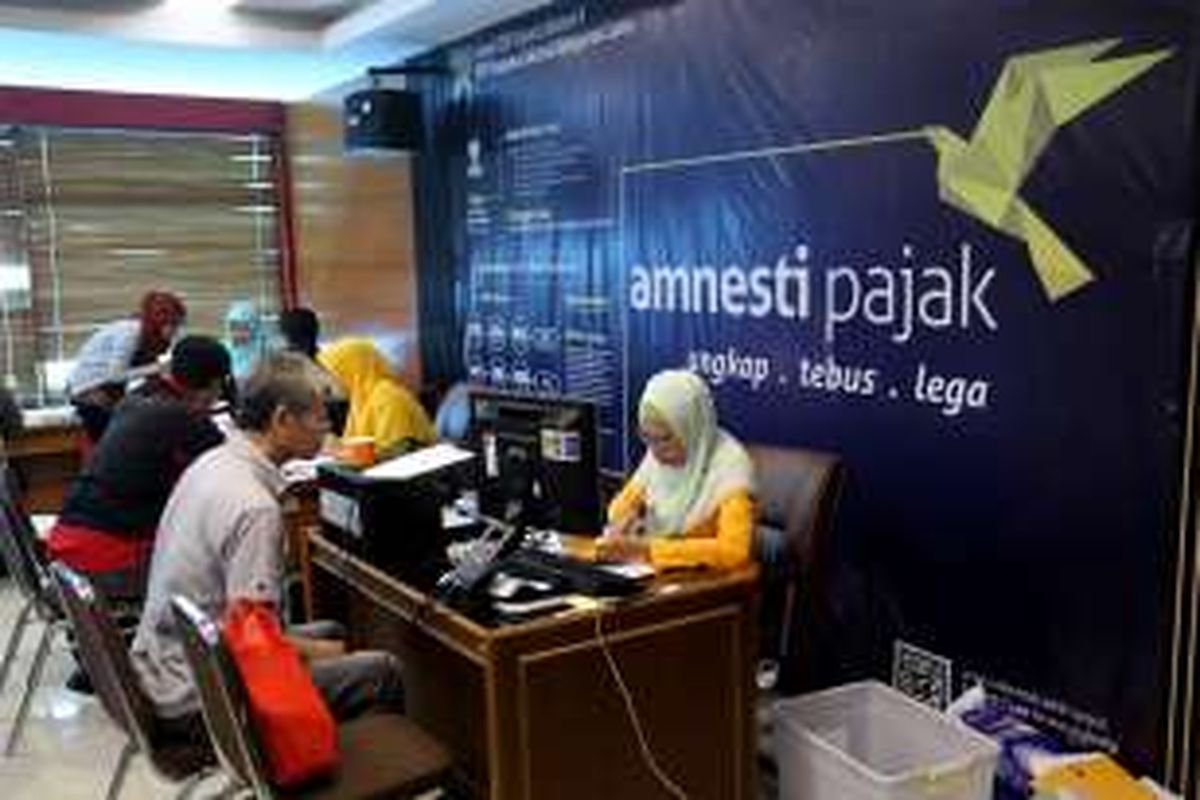 Petugas melayani warga yang mengikuti program pengampunan pajak (Tax Amnesty) di Kantor Pelayanan Pajak Pratama Kebayoran Lama, Jakarta Selatan, Jumat, 30/9/2016. Banyaknya warga yang antre sejak pagi karena hari tersebut merupakan hari terakhir periode I program tax amnesty.