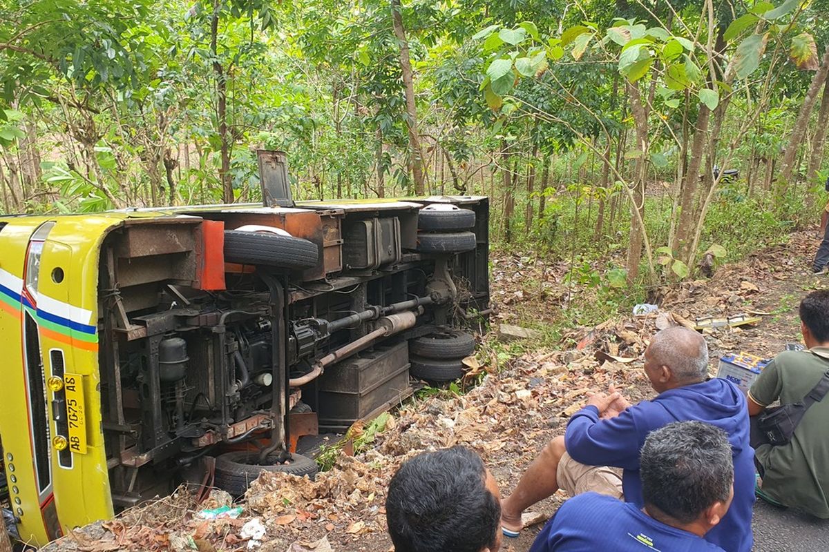 Bus Pariwisata masuk jurang dan terguling di Kapanewon Tepus, Gunungkidul. Minggu (2/7/2023)