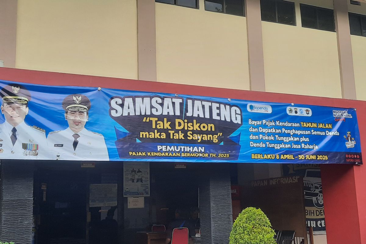 Spanduk bertema program pemutihan pajak kendaraan bermotor di kantor Samsat Blora, Jawa Tengah, Senin (21/4/2025)